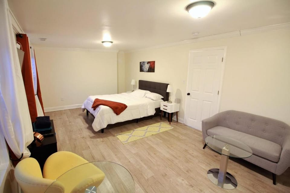 Otis 3304 Attic NE 1 Bedroom Style & Comfort Minutes to DC Apartment in Mount Rainier