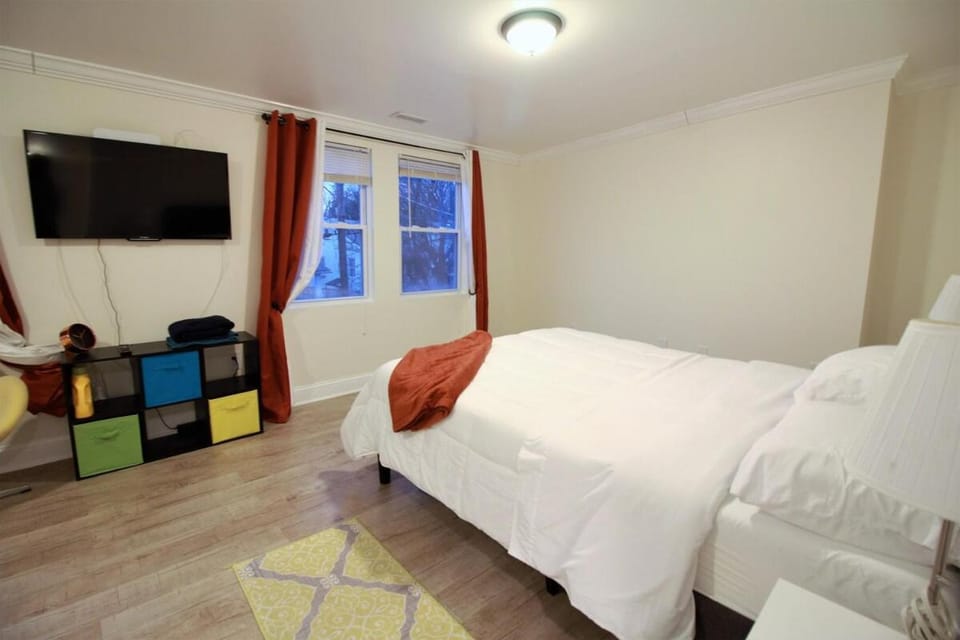 Otis 3304 Attic NE 1 Bedroom Style & Comfort Minutes to DC Apartment in Mount Rainier