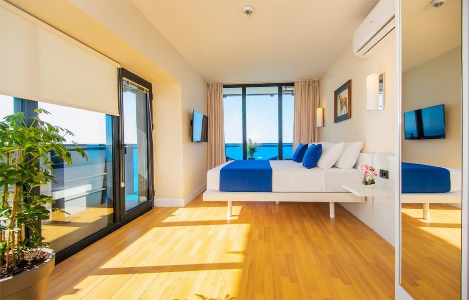 Communal lounge/ TV room, Bed, Natural landscape, TV and multimedia, Living room, Photo of the whole room, Seating area, Evening entertainment, Bedroom, Sea view, air conditioner