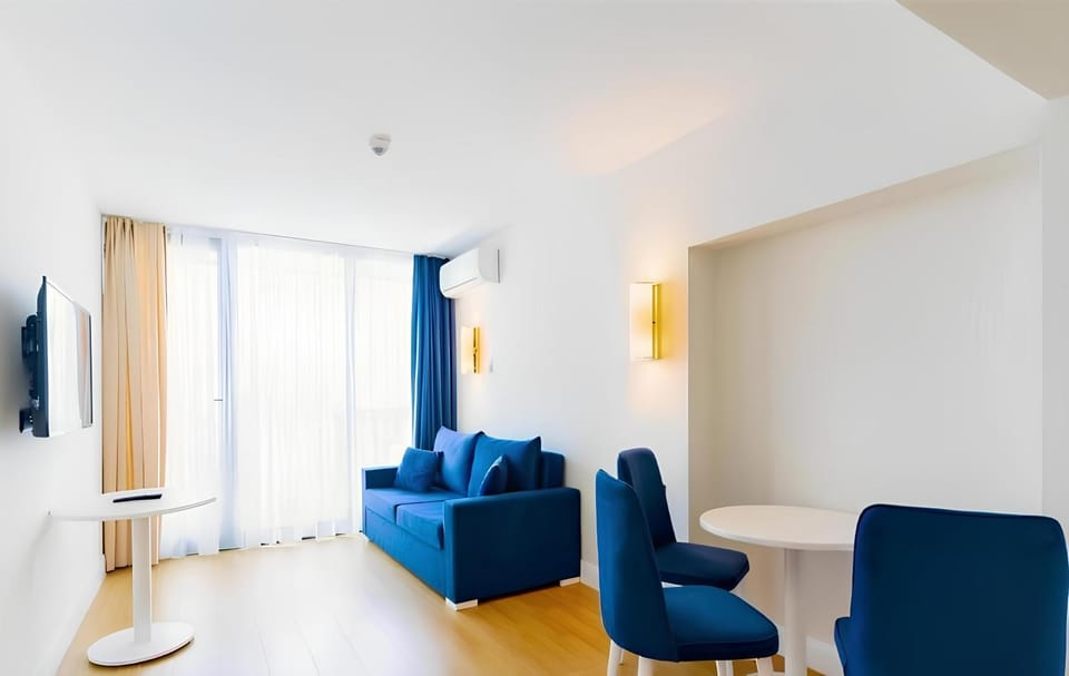 TV and multimedia, Living room, Seating area, Dining area