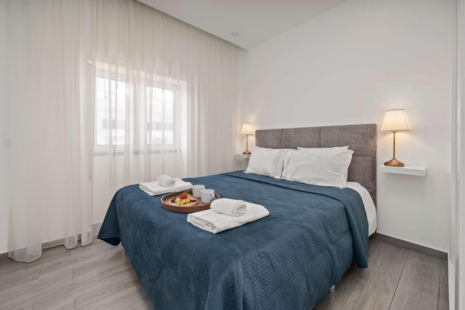 Bed, Bedroom, towels