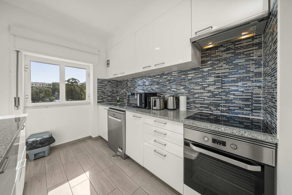 Coffee/tea facilities, Kitchen or kitchenette, dishwasher, oven, stove, toaster