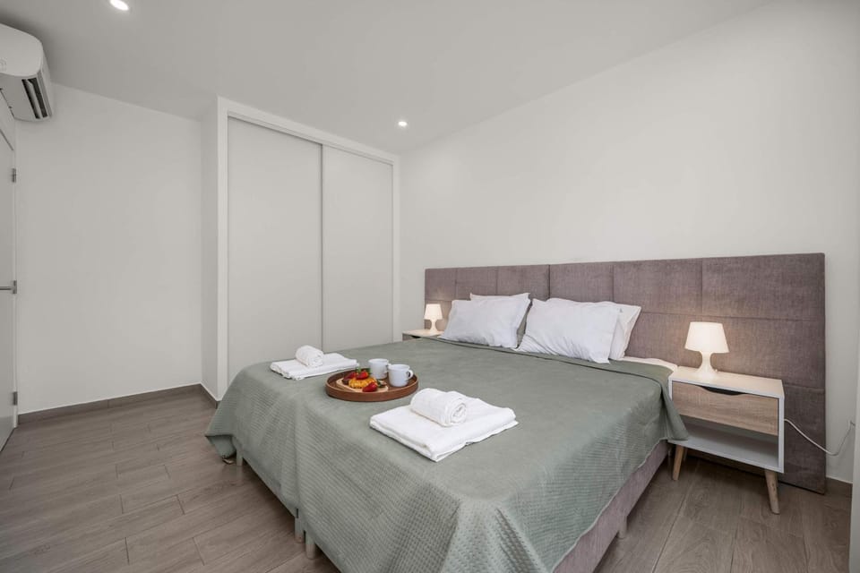 Bed, Bedroom, towels, air conditioner
