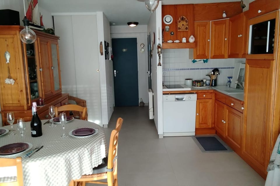 Beachfront House with Direct Beach Access Apartment in Le Pouliguen