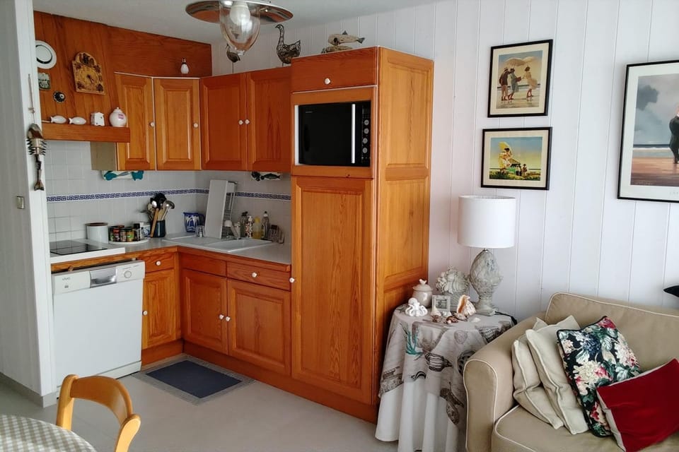 Beachfront House with Direct Beach Access Apartment in Le Pouliguen