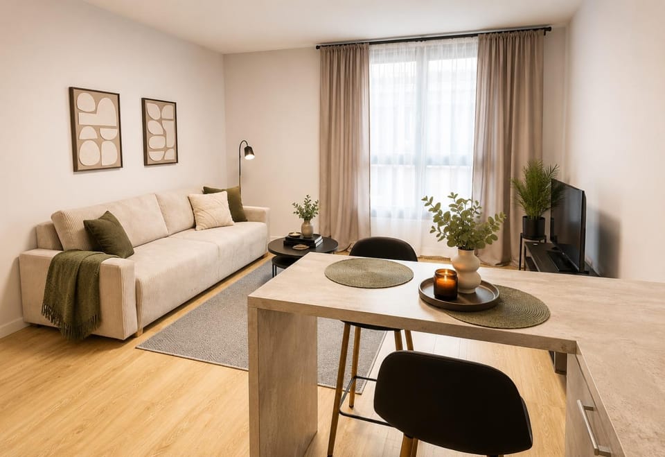Bed, TV and multimedia, Living room, Photo of the whole room, Seating area, Dining area, Bedroom