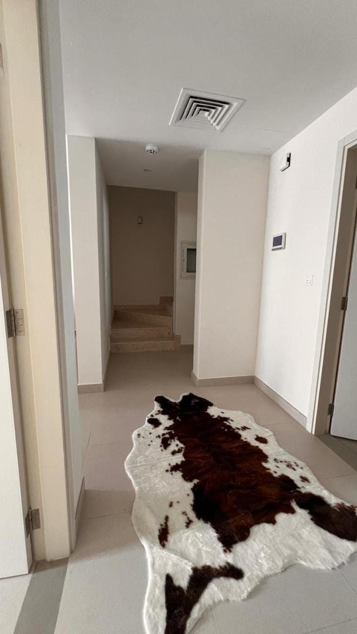 Elegant 3BR Villa - Maid Direct Lagoon & Pool Access Villa in Dubai