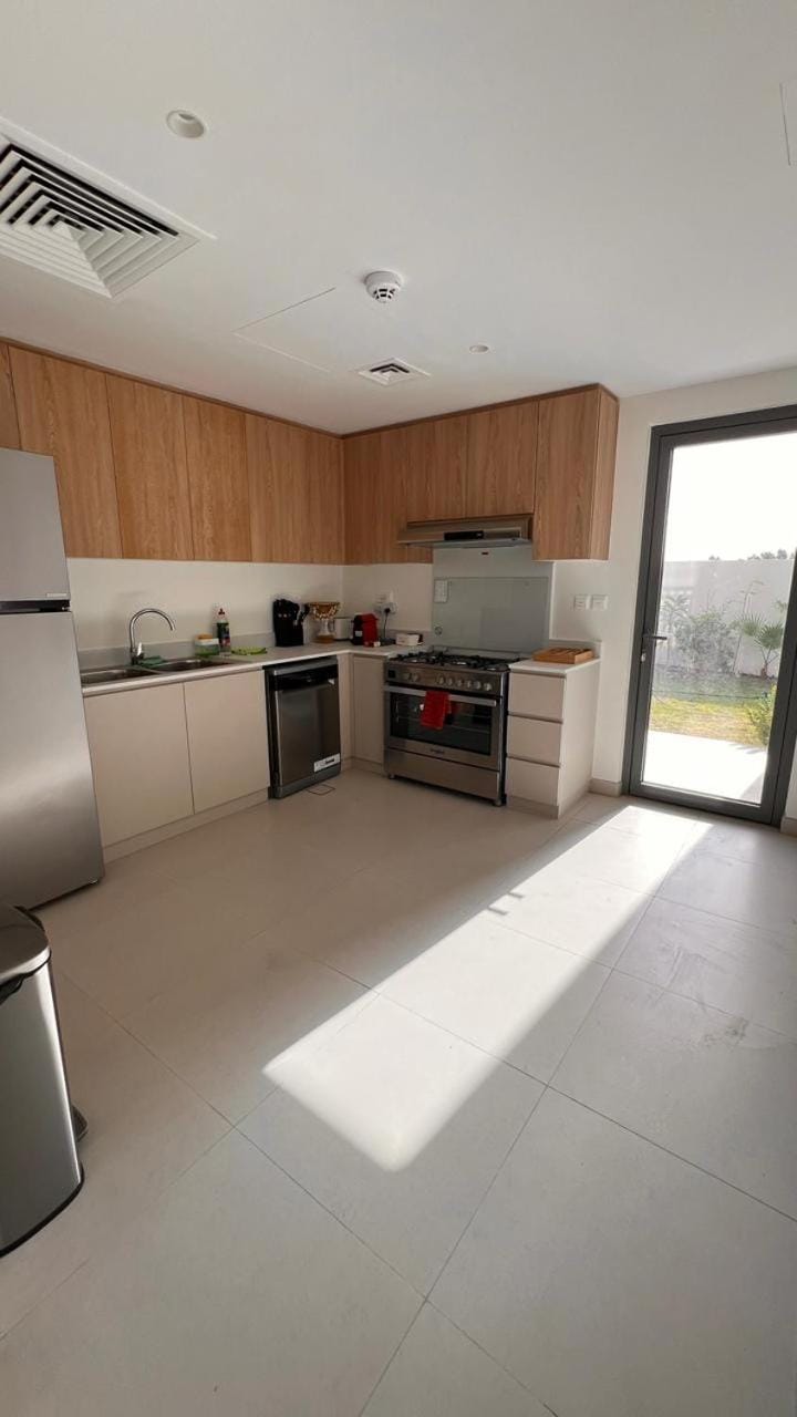 Elegant 3BR Villa - Maid Direct Lagoon & Pool Access Villa in Dubai