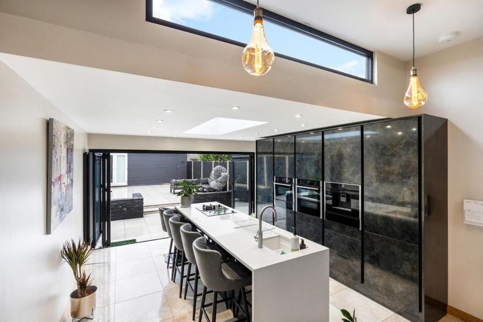 Contractors & Re-locators Modern 5 BR House, Van & Car Parking, EV Plug, Sleeps 8 House in Hove