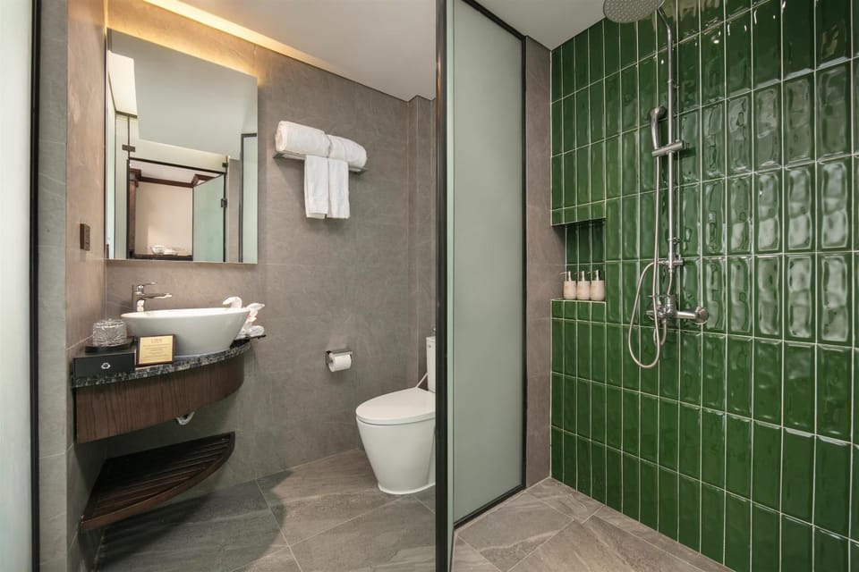 Shower, Toilet, Bathroom, towels