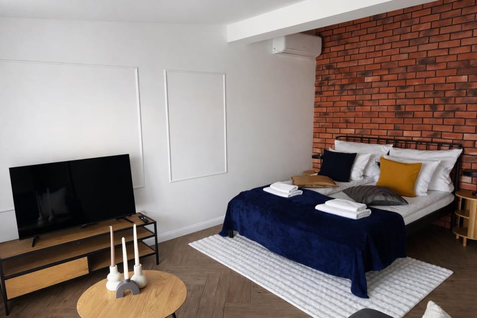 Bed, TV and multimedia, Photo of the whole room, Seating area, Evening entertainment, Bedroom, towels