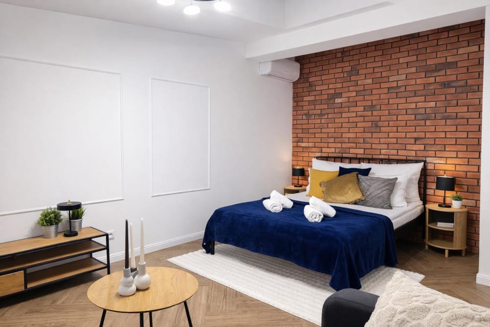 Bed, Living room, Photo of the whole room, Seating area, Bedroom, towels