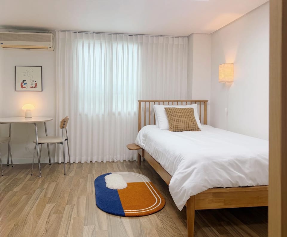 Bed, Living room, Bedroom
