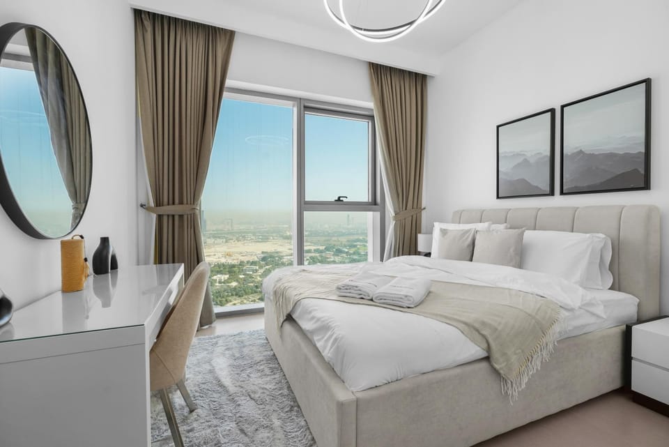 Bed, View (from property/room), Decorative detail, Bedroom, City view, Landmark view, towels
