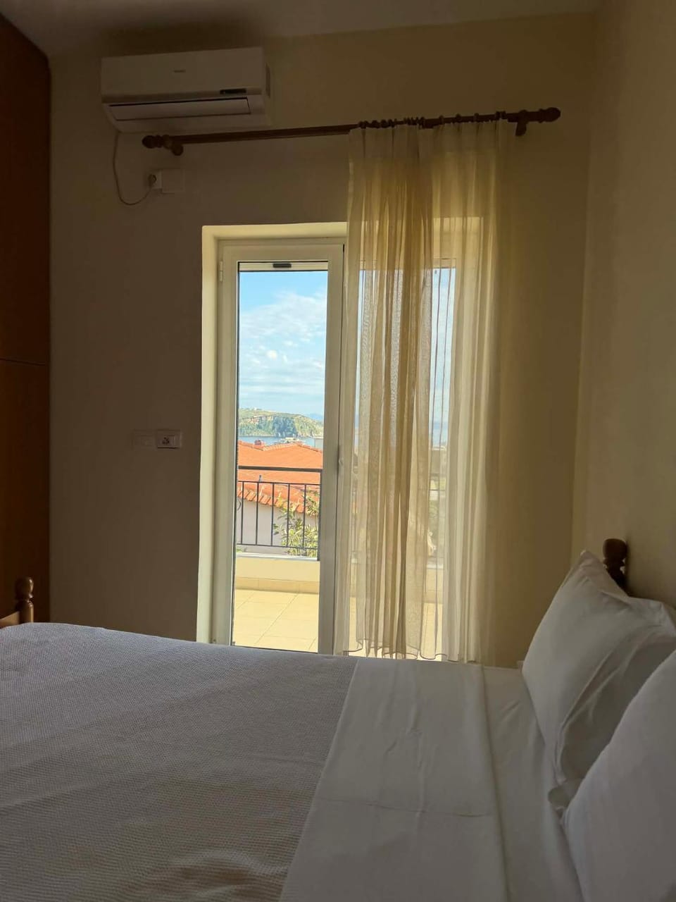 Photo of the whole room, Bedroom, air conditioner