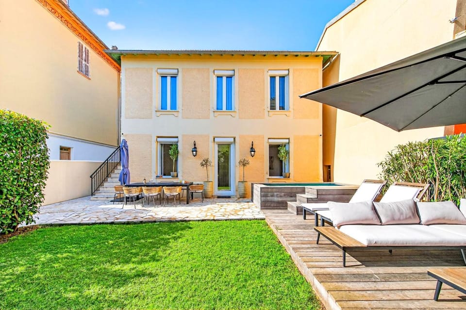 Property building, Patio, Day, Garden, Garden view, Pool view, Swimming pool, sunbed