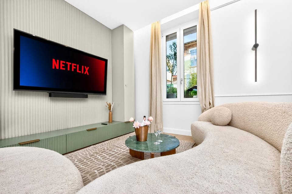 TV and multimedia, Living room, Seating area, air conditioner