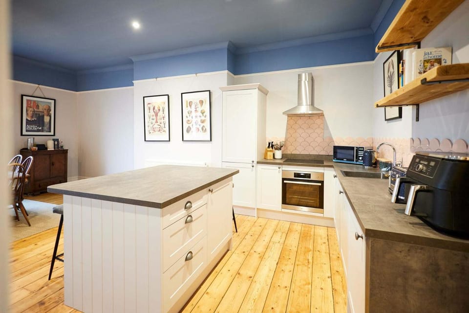 Kitchen or kitchenette, oven, stove