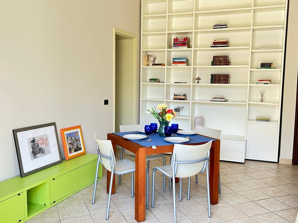 Kitchen or kitchenette, Seating area, Dining area