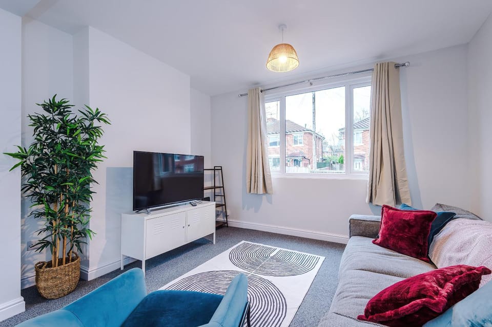 Bright 3BR Home Sleeps 6 City Centre in Crewe House in Crewe