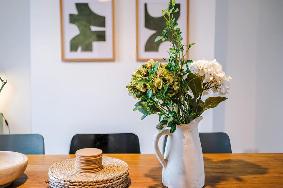 Bright 3BR Home Sleeps 6 City Centre in Crewe House in Crewe