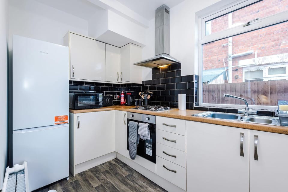 Bright 3BR Home Sleeps 6 City Centre in Crewe House in Crewe