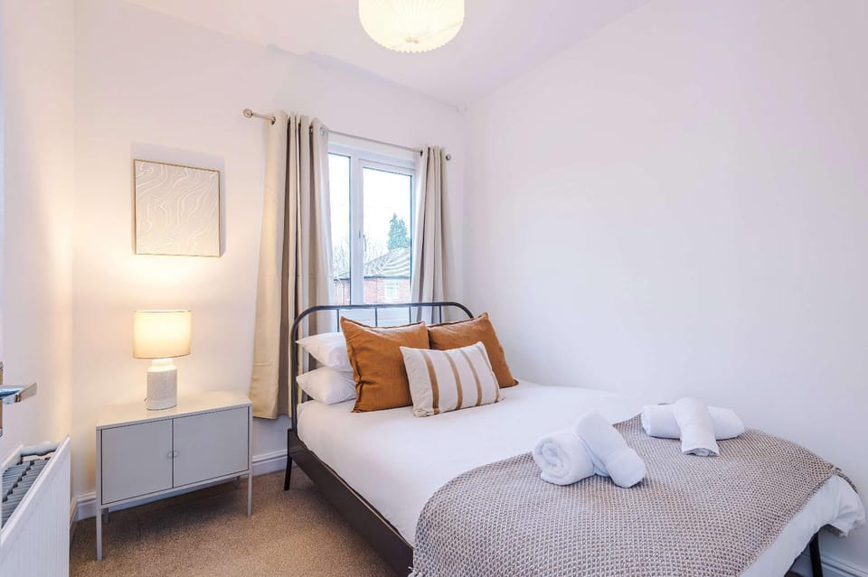 Bright 3BR Home Sleeps 6 City Centre in Crewe House in Crewe