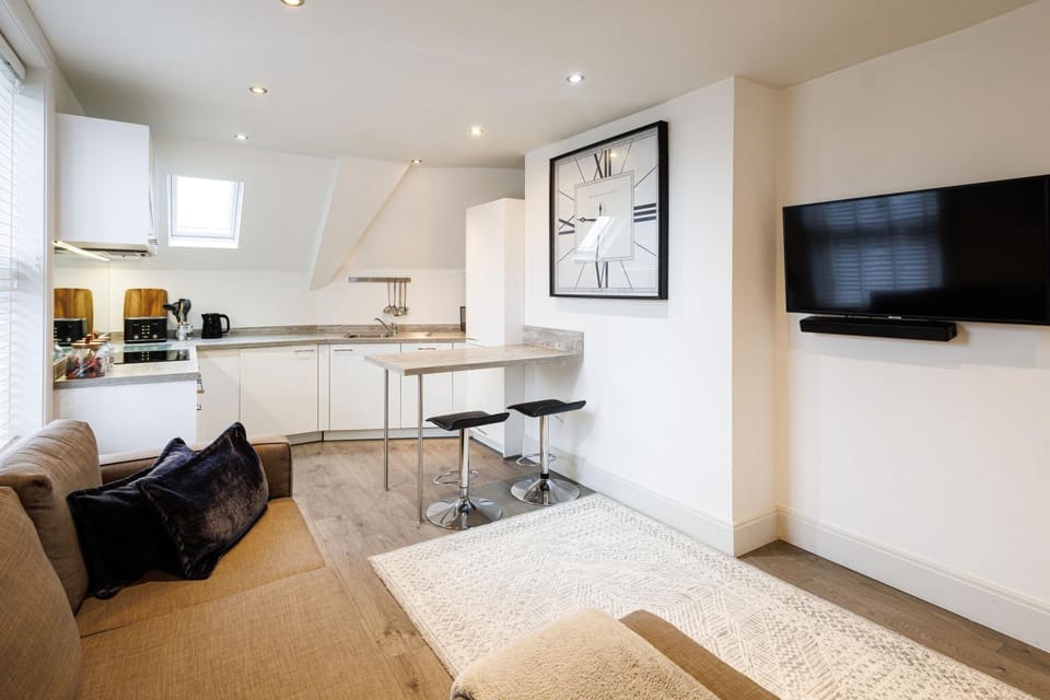 TV and multimedia, Kitchen or kitchenette, Living room, Dining area