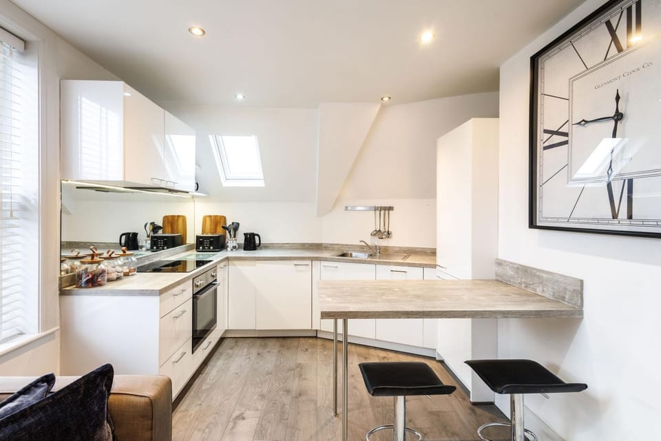 Kitchen or kitchenette, Dining area, stove