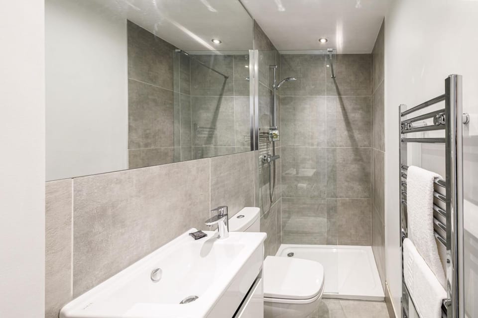 Shower, Toilet, Bathroom, towels