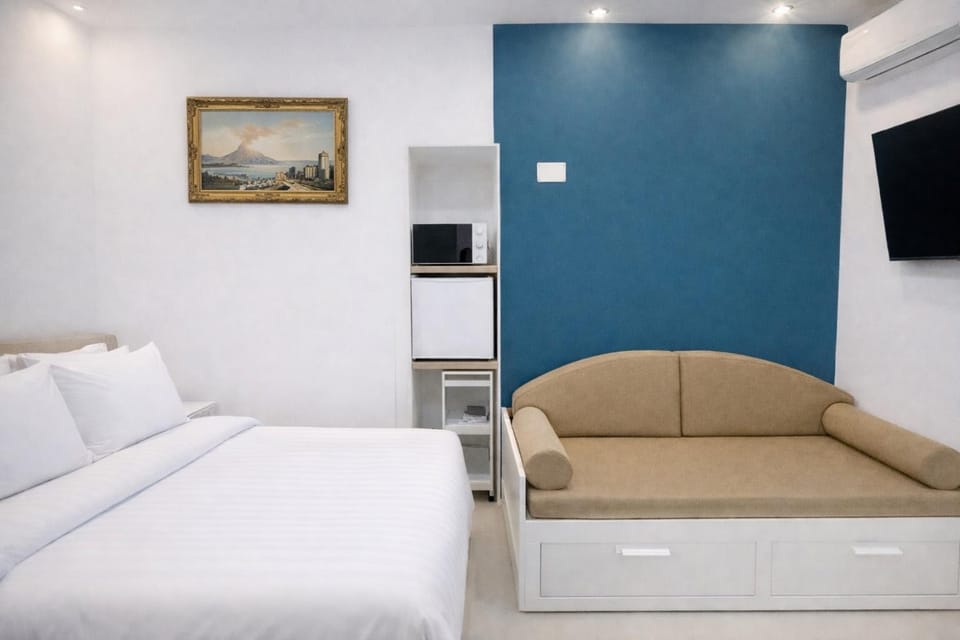 Bed, TV and multimedia, Living room, Photo of the whole room, Seating area, Evening entertainment, Bedroom, air conditioner