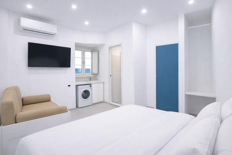 Communal lounge/ TV room, Bed, Living room, Seating area, Bedroom, washing machine, dryer, air conditioner