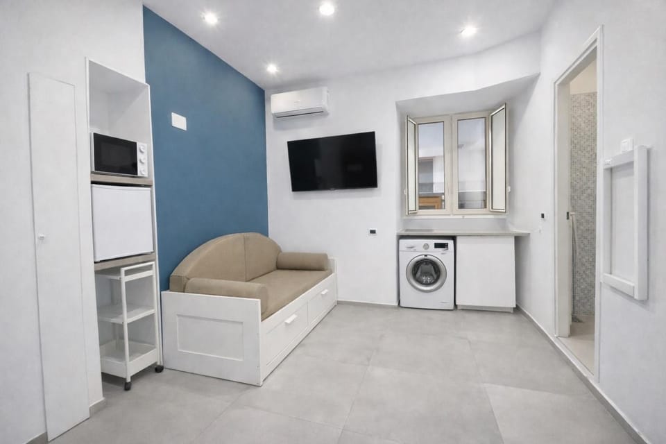 Communal lounge/ TV room, TV and multimedia, Kitchen or kitchenette, Living room, Seating area, Evening entertainment, washing machine, dryer, air conditioner