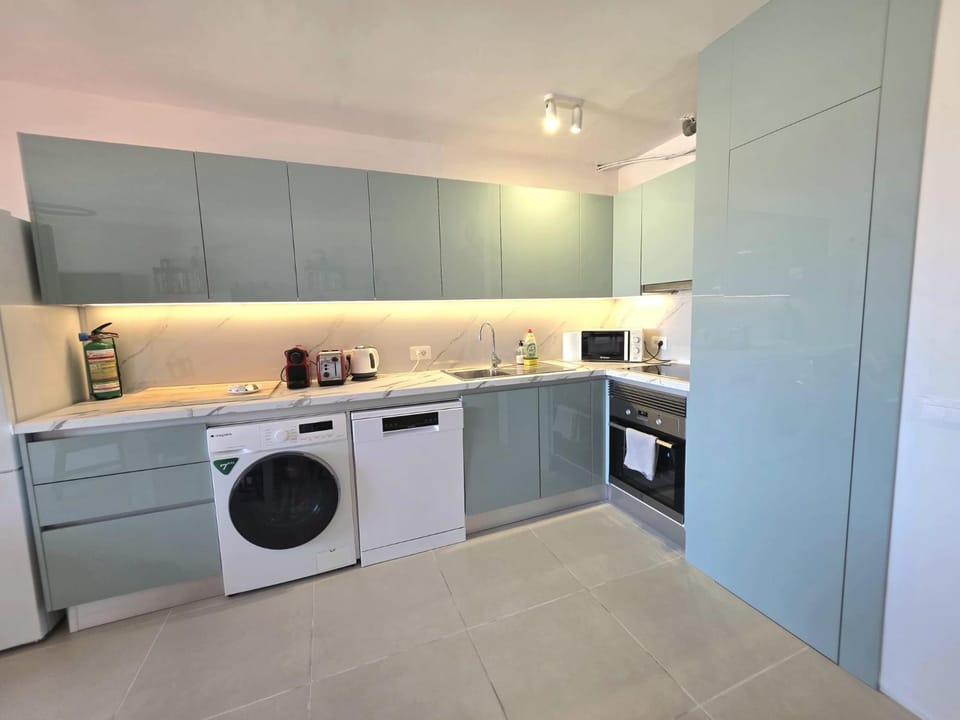 Family apartment in Los Cristianos 3 bed - 2 bath, heated-pool Apartment in Los Cristianos