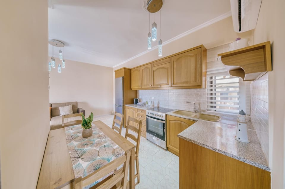 Kitchen or kitchenette, Dining area, oven, stove