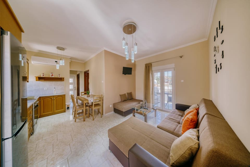TV and multimedia, Seating area, Dining area