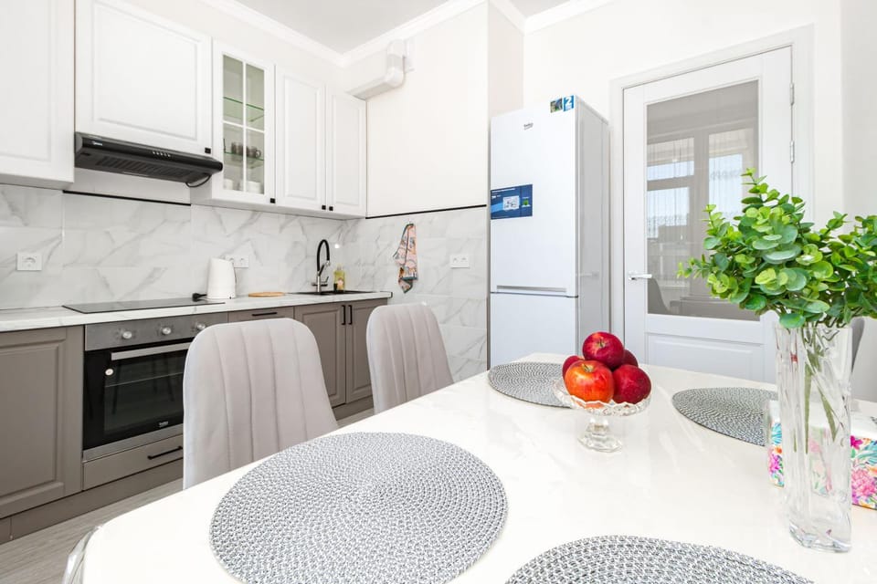 Kitchen or kitchenette, Dining area, oven