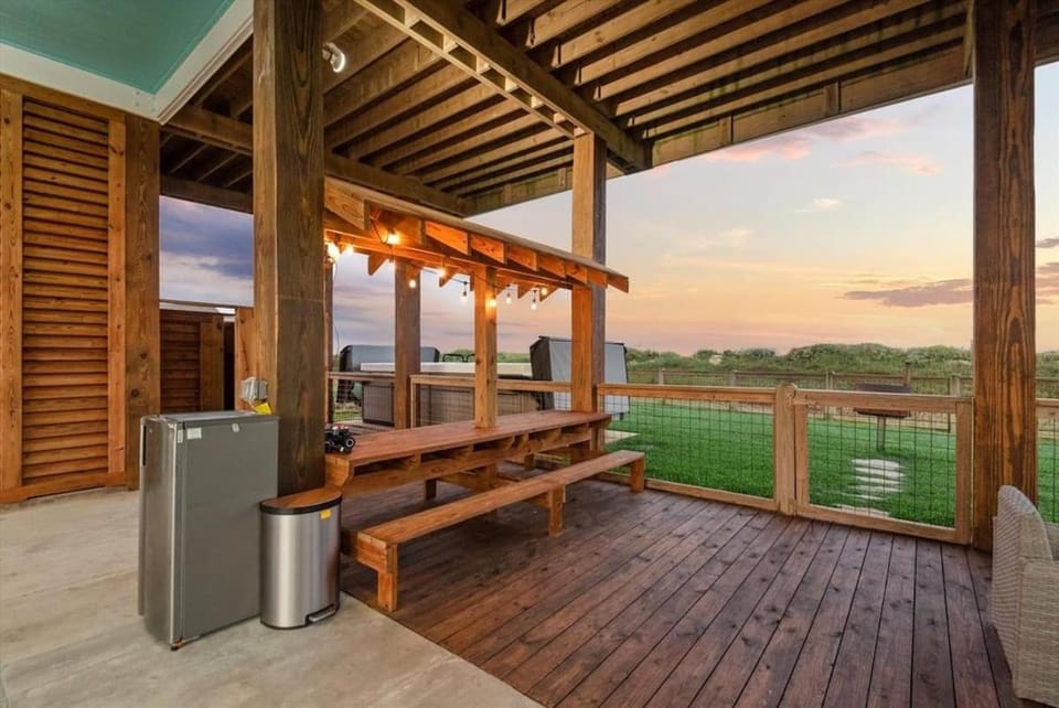 Beachfront l Swim Spa l Modern Interior l Beautiful Views House in Bolivar Peninsula