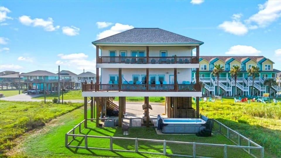 Beachfront l Swim Spa l Modern Interior l Beautiful Views House in Bolivar Peninsula