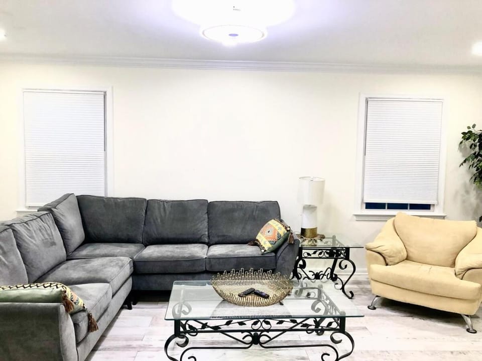 720 Up 3 Bd 2 bath Chic Large 30mto DC, 12min to IDA Apartment in Herndon