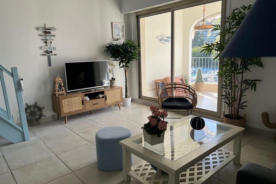 Bright apartment with pool in Mandelieu Apartment in Mandelieu-La Napoule
