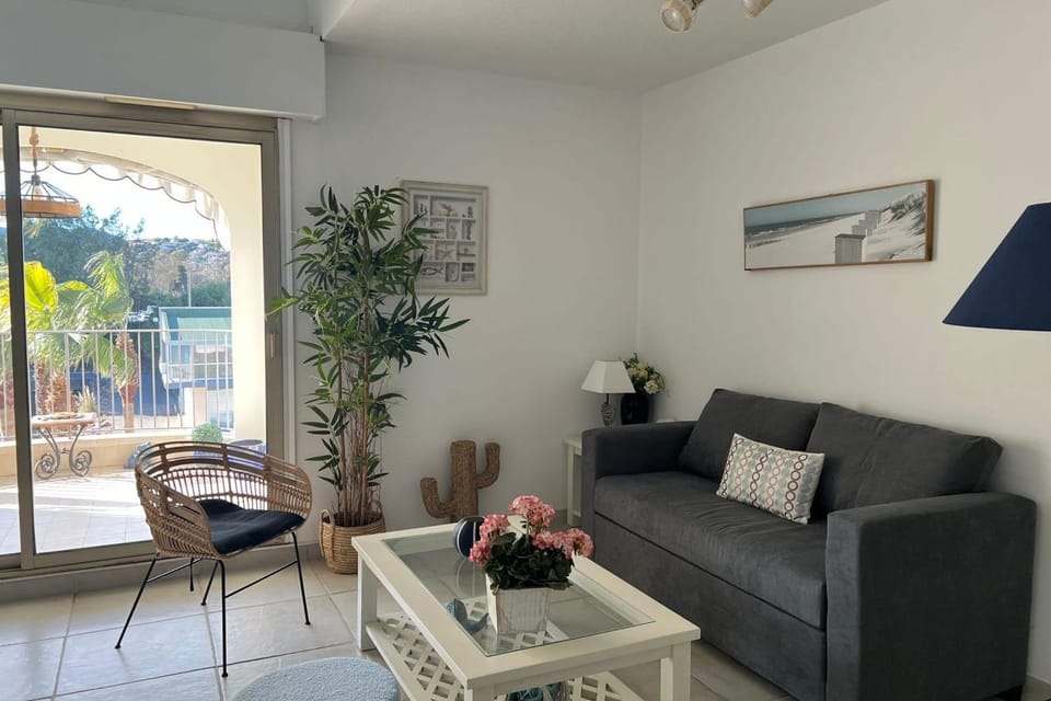 Bright apartment with pool in Mandelieu Apartment in Mandelieu-La Napoule