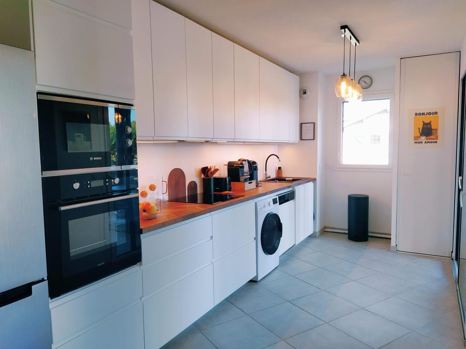 Coffee/tea facilities, dishwasher, microwave, oven, stove, toaster, washing machine, kitchen