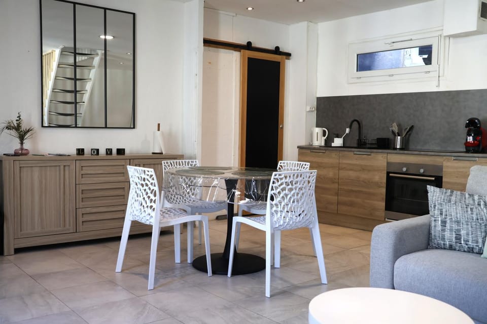 Property building, Kitchen or kitchenette, Living room