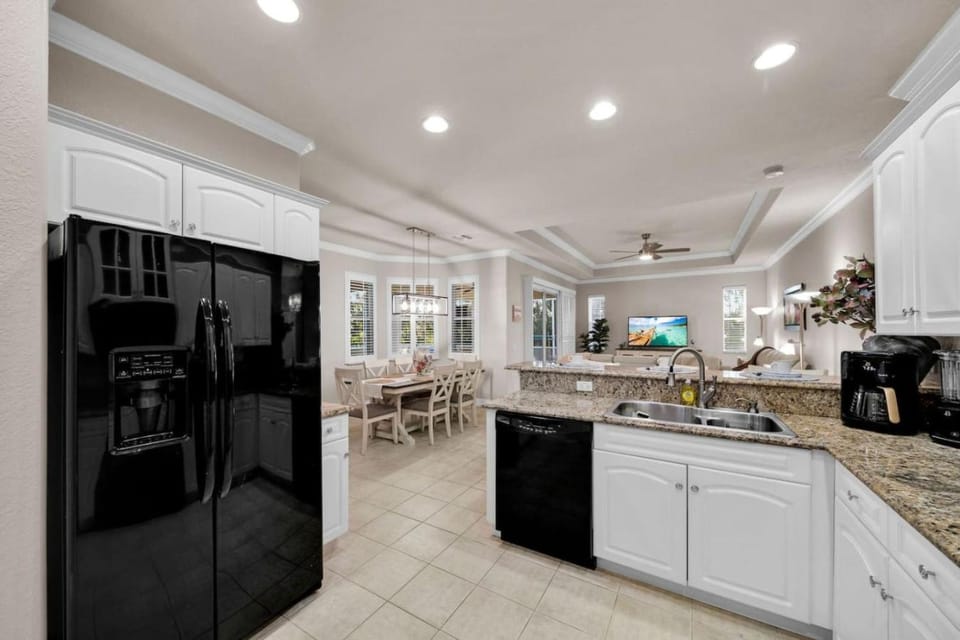 Coffee/tea facilities, Kitchen or kitchenette, Dining area, dishwasher, oven, stove, toaster