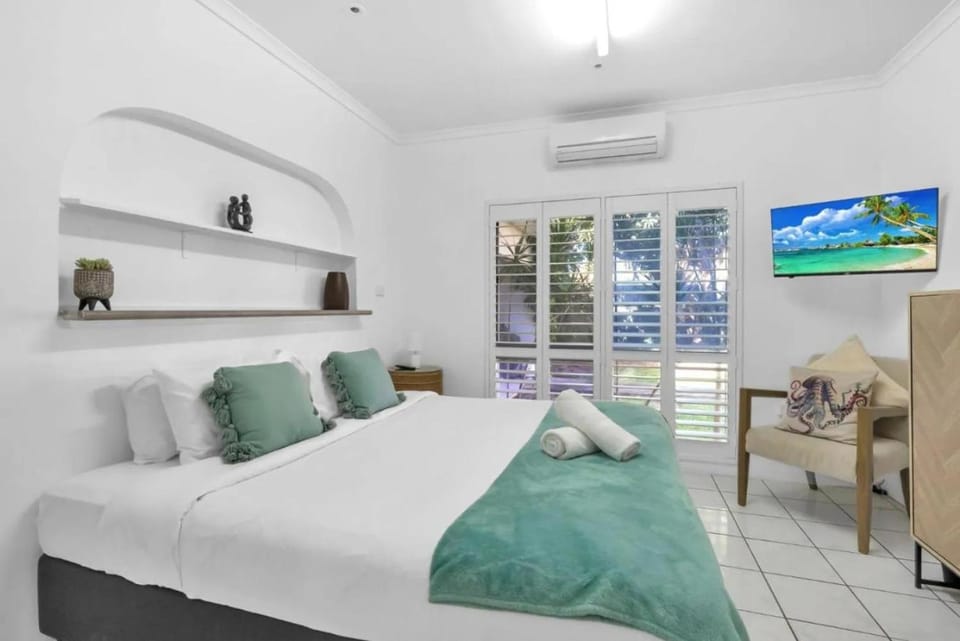 Bed, TV and multimedia, Photo of the whole room, Bedroom, air conditioner