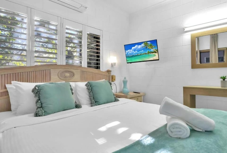 Bed, TV and multimedia, Photo of the whole room, Bedroom, towels, air conditioner