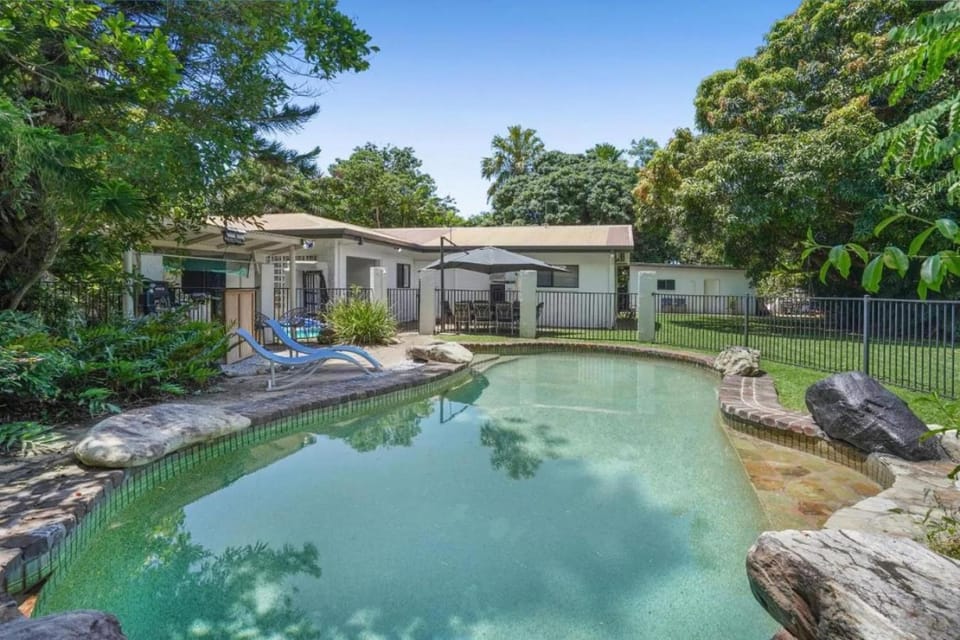 Property building, Garden, Swimming pool, Swimming pool