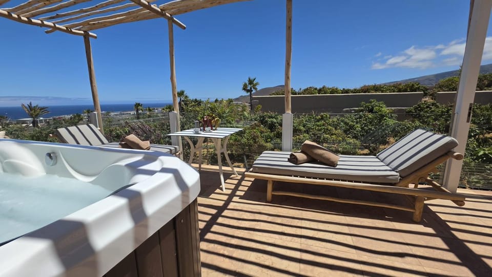 Patio, Day, Natural landscape, Hot Tub, View (from property/room), Balcony/Terrace, Sea view, sunbed, towels
