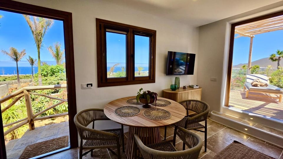 Day, Natural landscape, TV and multimedia, View (from property/room), Balcony/Terrace, Living room, Dining area, Garden view, Sea view, towels